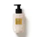 Frasco de loção hidratante desodorante perfumada da marca O.U.i, com rótulo amarelo e branco, apresentando informações sobre o produto.