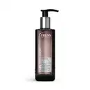 Frasco de plástico preto e prata com bomba dosadora, rótulo com a marca "TRUSS PROFESSIONAL" e texto "CURL PRECISION DEFINING LEAVE-IN", sendo um leave-in finalizador para cabelos.