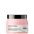 Recipiente de tratamento condicionante profissional da linha Vitamino Color da L'Oréal Paris. Embalagem rosa com tampa preta, contendo 500g do produto. Rótulo com nome da linha e informações sobre o tratamento para cabelos coloridos.