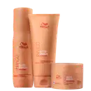 Produtos da linha Nutri-Enrich da Wella Professionals, incluindo shampoo, condicionador e máscara capilar, em embalagens de plástico com cores predominantes de laranja.