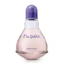 Vidro transparente com fundo arredondado, líquido rosa, tampa e letras azuis, contendo 100ml de desodorante colônia Ma Chérie.