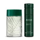 Dois itens da marca Arbo sendo um vidro transparente com folhas em relevo, liquido esverdeado e tampa verde de desodorante colônia e frasco verde descuro com letras pratas de body spray.