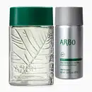 Duas embalagens contendo desodorante colônia Arbo, sendo um vidro transparente verde com folhagens em relevo e tampa verde escuro e refil em frasco prateado com tampa e letras cinzas.