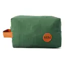 Nécessaire retangular de lona verde com alça de couro caramelo e logo Arbo em patch circular também em couro caramelo.