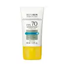 Frasco branco com tampa amarela, letras pretas e detalhes prata e azul, contendo 40ml de protetor solar facial antioleosidade FPS 70 Acqua Fluído da marca Boti.Sun.