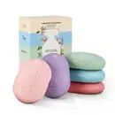 Caixa colorida com flores e logo da marca O Boticário, contendo cinco sabonetes em barra em cores variadas da marca Boticollection, inspirados nas fragrâncias clássicas Cecita Blossom, Thaty, Acqua Fresca e Anni.