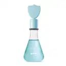 Frasco transparente em formato de vidro laboratorial com líquido azul claro, tampa com escudo no topo da mesma tonalidade, contendo 120ml de colônia infantil Poção da Coragem da marca Dr. Botica.