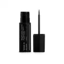 Tubo preto  com letras brancas de delineador líquido para olhos na cor preta da marca Make B., com tampa, haste e aplicador fino.