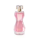 Vidro transparente em formato curvilíneo com líquido rosa, borrifador dourado e tampa cristal contendo 75ml de desodorante colônia Glamour.