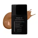 Frasco de base líquida na cor 250 da marca Make B. Mate Salicylic em embalagem preta com rótulo cinza, à frente de amostra de produto bege escuro.