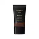 Embalagem plástica preta com detalhes em preto e dourado. Rótulo indica que é um Skin Control com ácido salicílico e chá verde, proporcionando 16 horas de controle da oleosidade. A cor da base é tom marrom escuro.