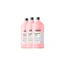 Três frascos de shampoo profissional L'Oréal Professionnel Vitamino Color, com rótulos em rosa e branco, apresentando a marca e a linha de produtos.
