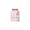 Quatro frascos de condicionador profissional da linha Vitamino Color da L'Oréal Paris, com embalagem rosa clara e rótulos pretos destacando o nome do produto.