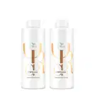 Dois frascos brancos da linha Oil Reflections da Wella Professionals, com rótulos em tons de amarelo e marrom, contendo um shampoo luminoso revelador.