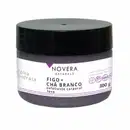 A imagem mostra um produto da linha Novera Naturals. É um esfoliante corporal chamado "Figo + Chá Branco". O frasco de 300g é preto com detalhes em branco e roxo. Nas informações do rótulo, destaca-se que é um produto 100% vegano.