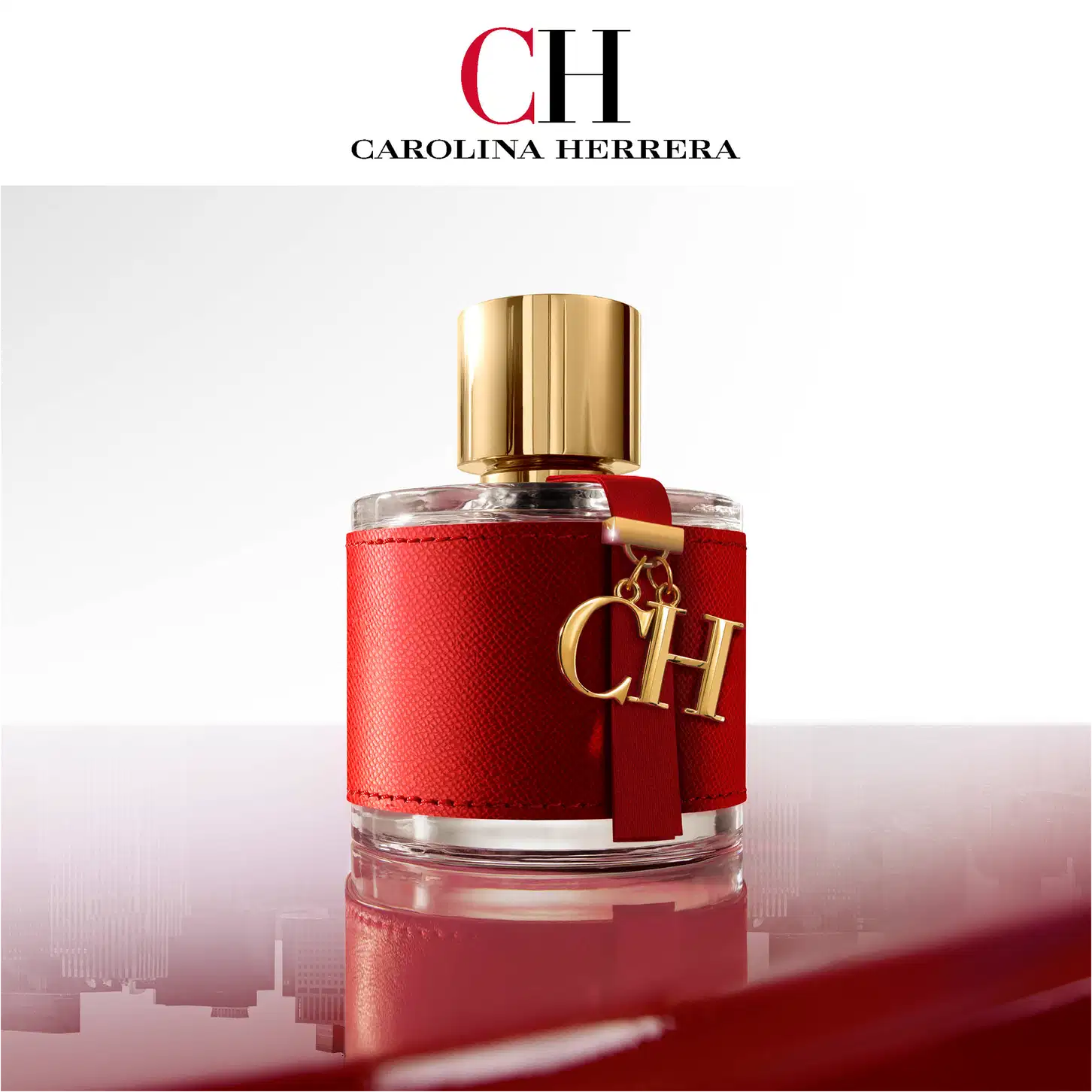 Frasco de perfume Carolina Herrera em embalagem vermelha com detalhes dourados, tampa dourada e logotipo da marca visível.