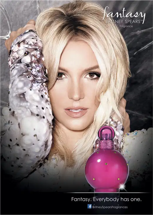 Embalagem promocional mostra Britney Spears com cabelos loiros curtos, usando um casaco estampado cinza e branco. Texto "Fantasy. Everybody has one." (Fantasia. Todo mundo tem uma.) e o logotipo do Facebook Britney Spears Fragrances.
