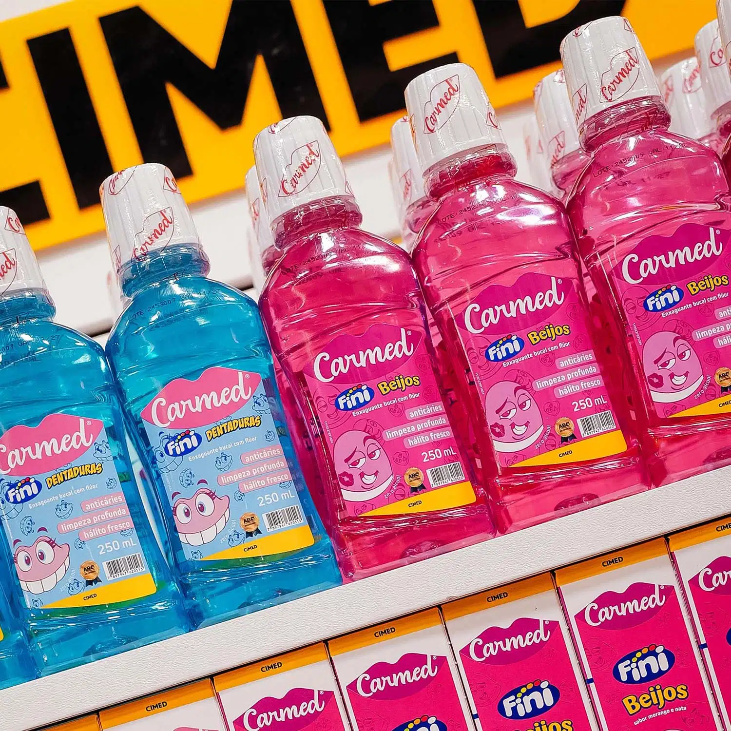 Prateleira com Enxaguante Bucal Carmed Fini Dentadura 250ml