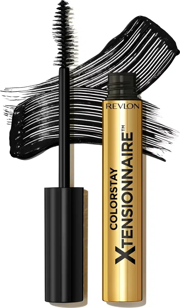 Mascara Colorstay Xtensionista da Revlon. Tubo dourado com o nome do produto e embalagem preta com aplicador de cerdas espirais. Amostra de fios de máscara pretos e alongados representando o efeito de alongamento dos cílios.