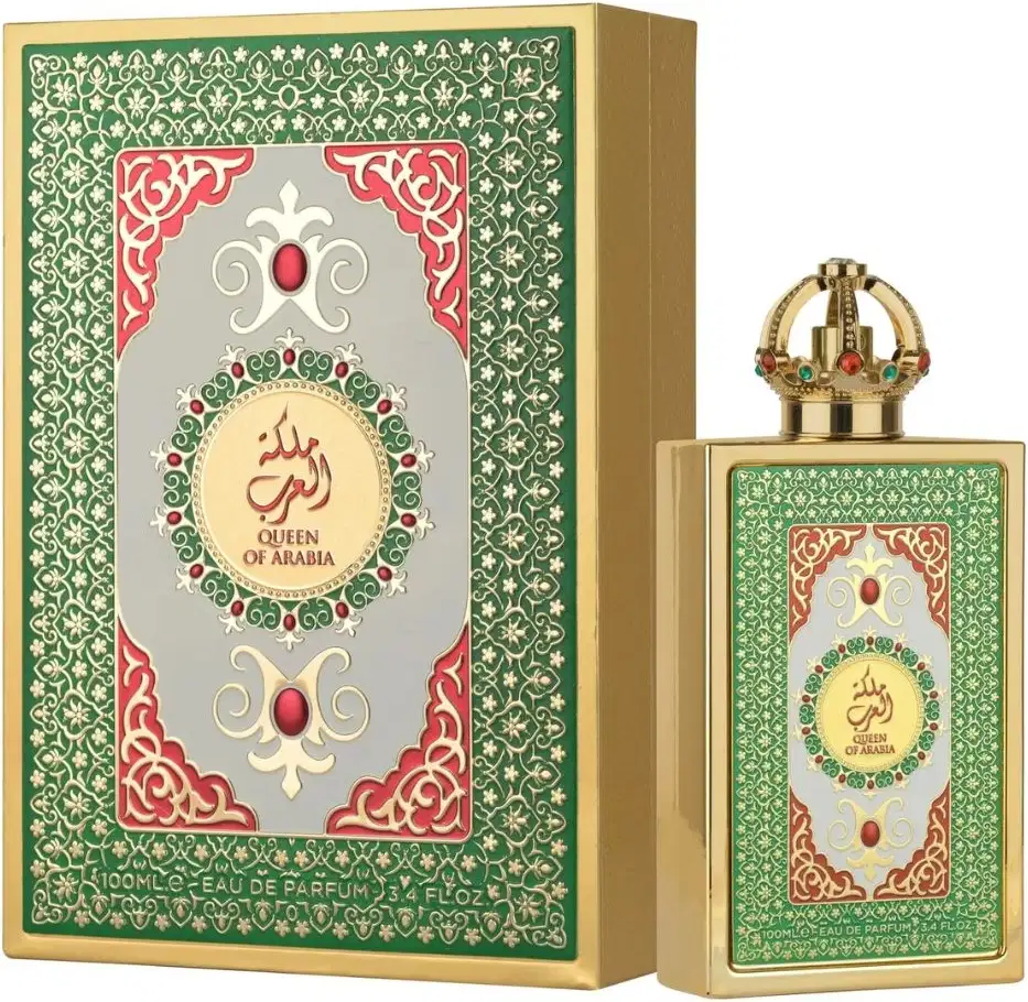 Perfume da marca Lattafa Perfumes, em frasco dourado com detalhes em vermelho e verde, apresentando um design ornamentado com motivos florais. A embalagem exibe o nome "Queen of Arabia" em árabe e em inglês.