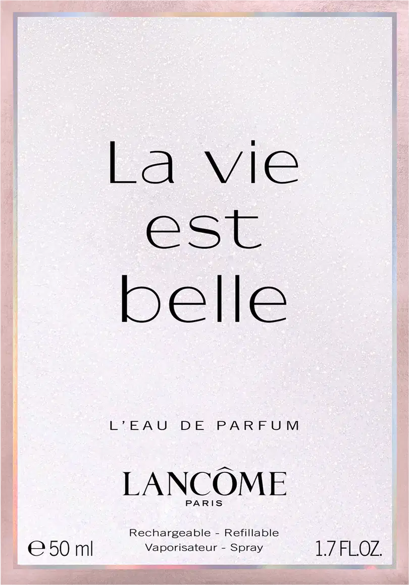 Frasco de perfume Lancôme La Vie Est Belle com tampa decorada, contendo líquido rosa brilhante. Embalagem de vidro transparente com detalhes prateados. Produto com aparência elegante e sofisticada.