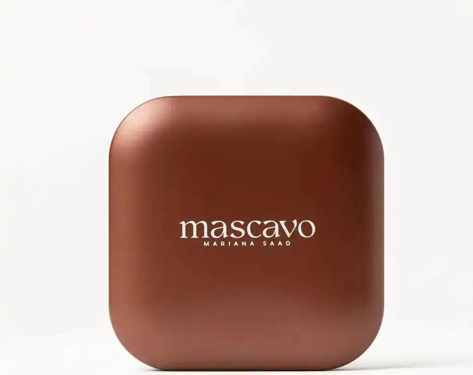 A embalagem tem cor marrom escura, com o nome "mascavo" escrito em letras brancas. Possui um formato quadrado e design minimalista.