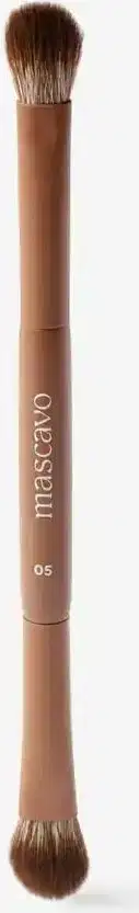 Pincel de maquiagem de cabo marrom com cerdas macias e arredondadas, com a marca "Mascavo" impressa no corpo do pincel.
