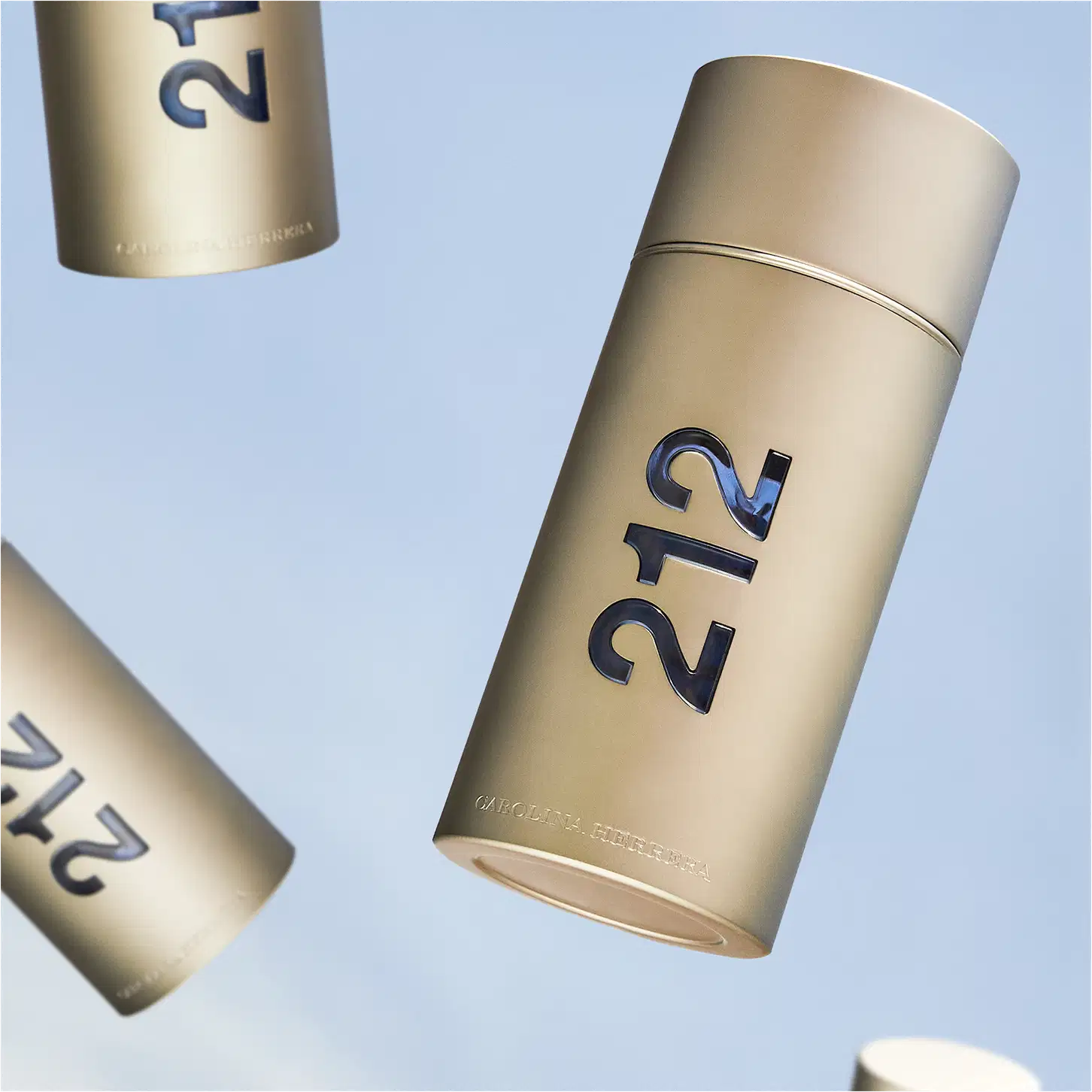 Frascos de perfume Carolina Herrera 212, com design cilíndrico em tons neutros e numeração destacada em preto. Embalagem elegante e minimalista, refletindo a sofisticação da marca.