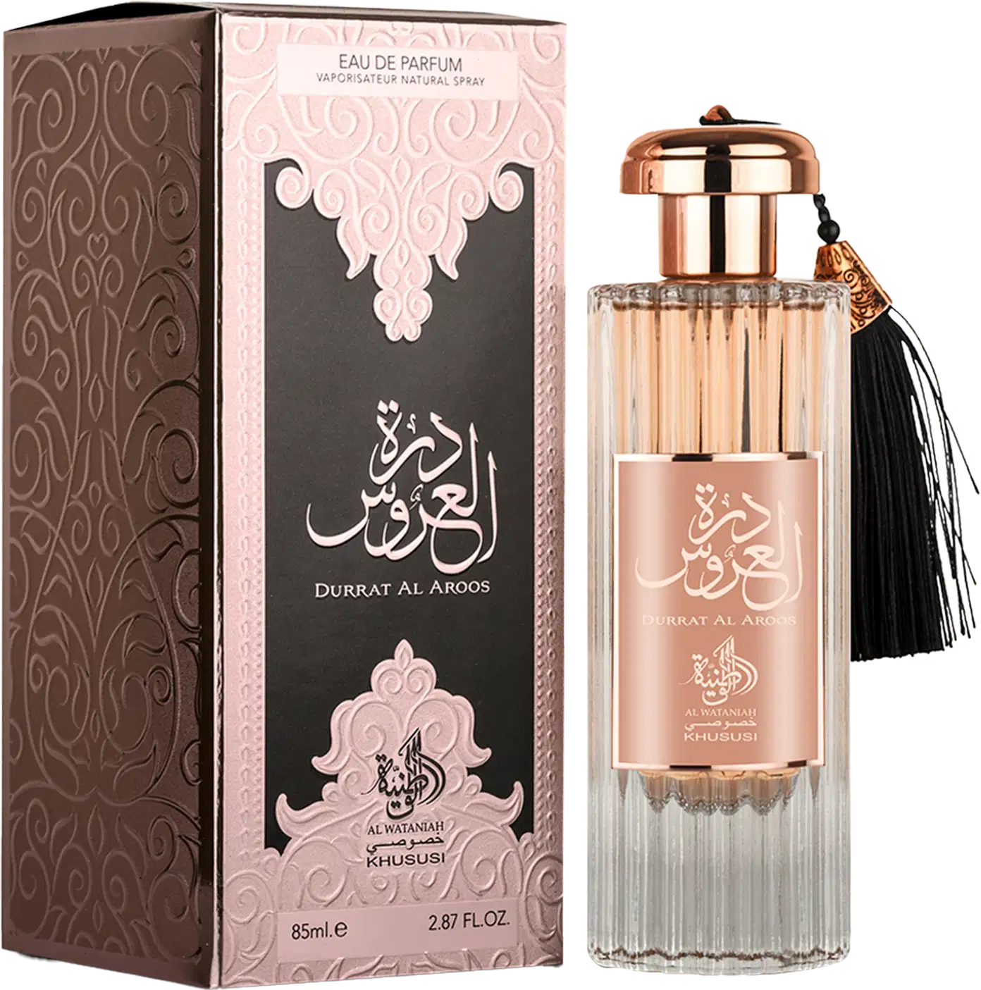 A imagem mostra o perfume e junto com a sua a embalagem, que é uma caixa retangular marrom escura com padrões ornamentais em relevo e detalhes em rosa claro. Há inscrições em árabe que parecem ser o nome do perfume "Durrat Al Aroos".