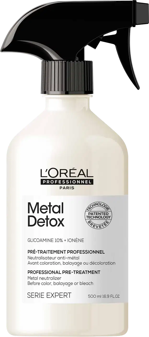 Frasco de spray branco da L'Oréal Professionnel Paris, com rótulo preto e branco, contendo o produto "Metal Detox" com tecnologia patenteada. O frasco possui um gatilho preto para aplicação.