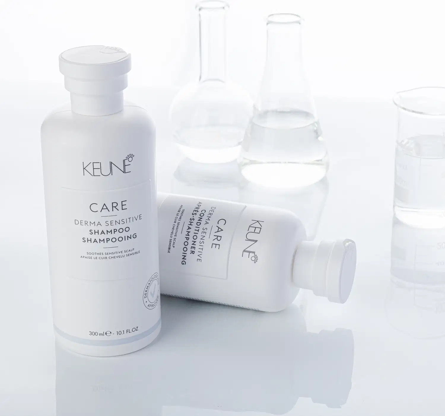 Frasco branco de condicionador Keune Care Derma Sensitive, com 250 ml de capacidade. O rótulo apresenta o nome da marca e do produto, bem como informações sobre sua função de acalmar o couro cabeludo sensível.