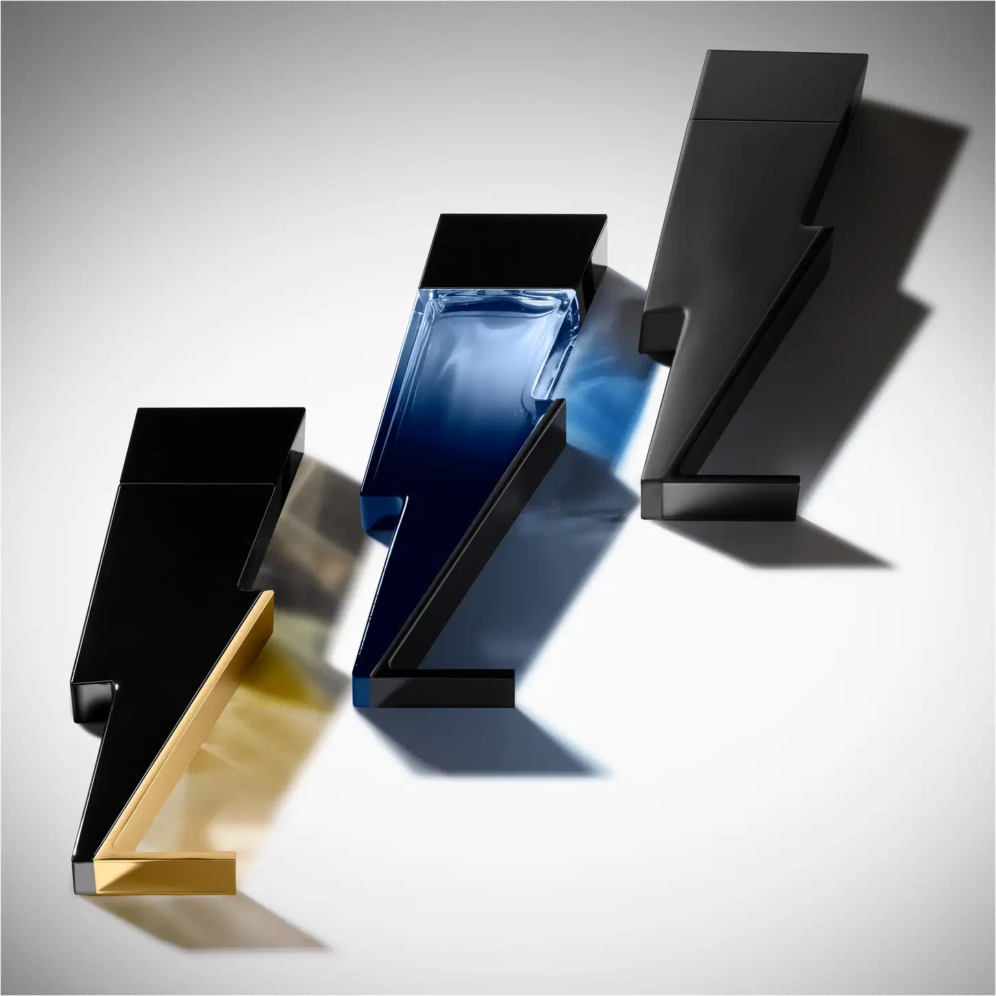 Três frascos de perfume Carolina Herrera em diferentes formatos e cores - azul, dourado e preto. As embalagens possuem design geométrico e minimalista, com destaque para os contornos angulares e a iluminação que cria sombras contrastantes.