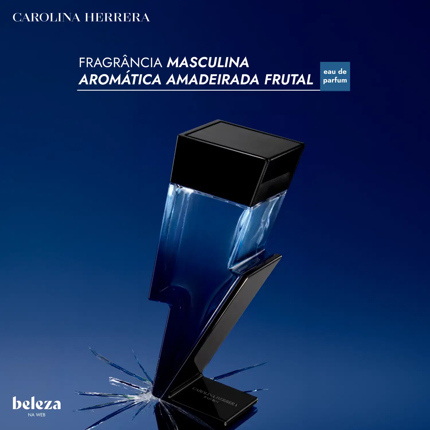 Frasco de item de perfumaria masculina da marca Carolina Herrera, com design geométrico em tons de azul e preto, contendo texto "Fragrância Masculina Aromática Amadeirada Frutal" e "Eau de Parfum".