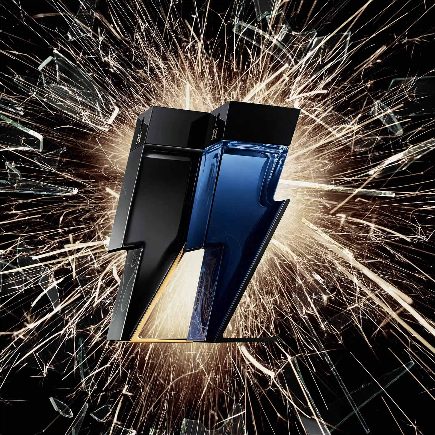Frasco de perfume Carolina Herrera de design moderno e elegante, com corpo retangular de vidro azul escuro e tampa preta. O rótulo exibe a marca em letras douradas.