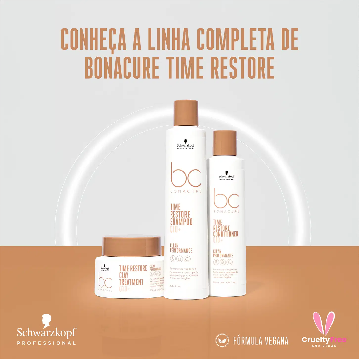 A imagem apresenta a linha de produtos, com shampoo, condicionador e máscara. Todos em embalagens brancas com detalhes marrom claro.