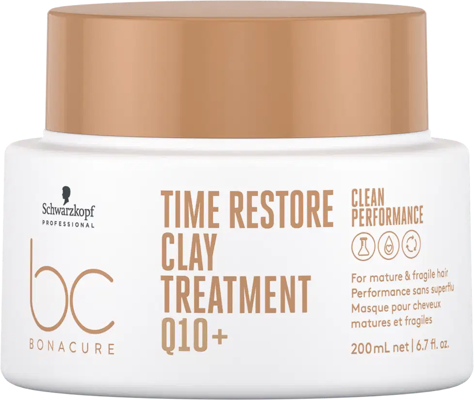 A imagem traz a máscara que vem em um pote branco com tampa bege de 200ml. Na embalagem, está escrito "Time Restore Clay Treatment Q10+" em letras marrons. Também está mencionado "Clean Performance".