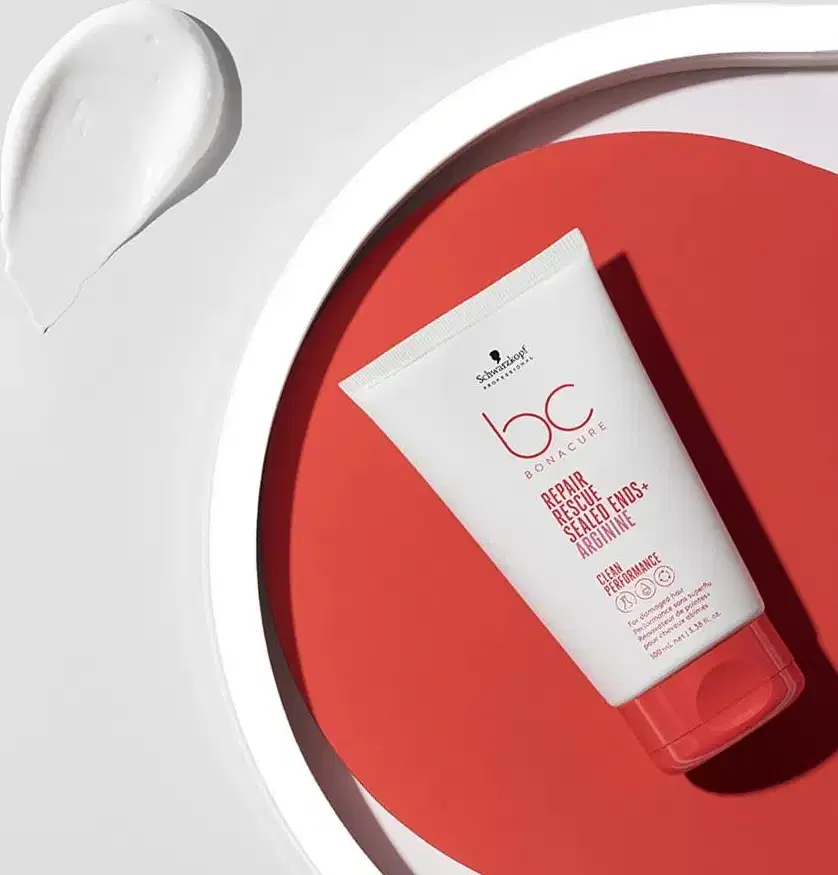 Embalagem do produto sobre uma superfície plana nas cores da linha, vermelho e branco.