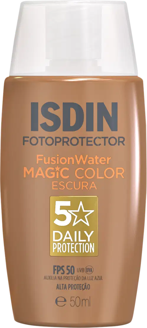 Frasco de protetor solar ISDIN FotoProtector Fusion Water Magic Color Escura, com FPS 50 e proteção diária, em embalagem de 50ml com rótulo destacando as características do produto.