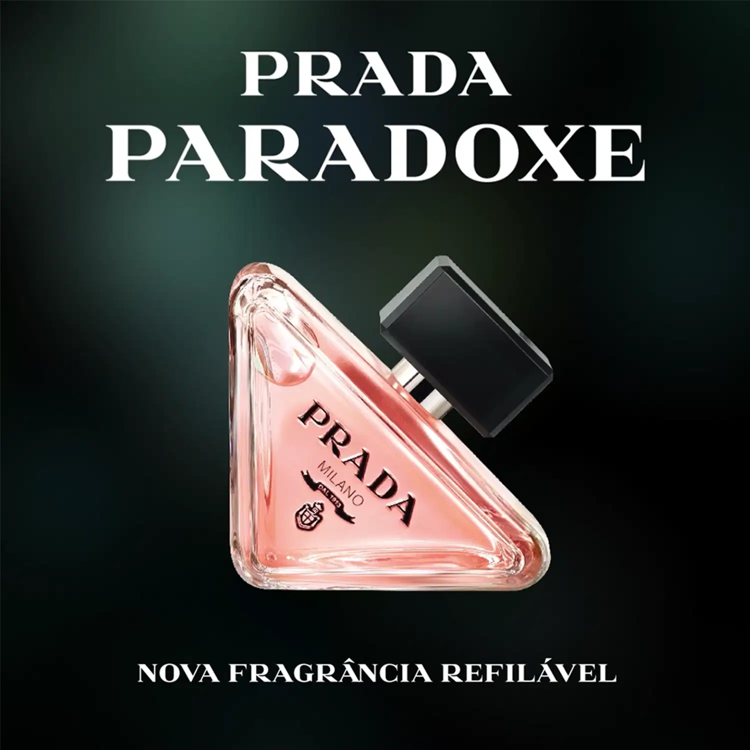 Frasco de perfume Prada com design triangular em vidro transparente, contendo líquido de cor rosa clara. O rótulo preto destaca o nome da marca "PRADA" em letras brancas.