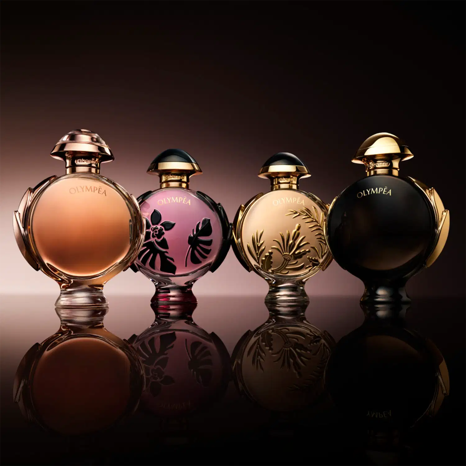Quatro frascos de perfume Olympéa da marca Rabanne, com diferentes designs e cores, incluindo dourado, rosa e preto, com detalhes florais e vegetais em suas embalagens.