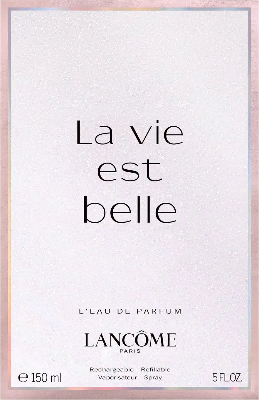 Frasco de perfume Lancôme com tampa prateada e decoração brilhante, contendo um líquido rosa claro. A embalagem é transparente, permitindo visualizar o conteúdo.