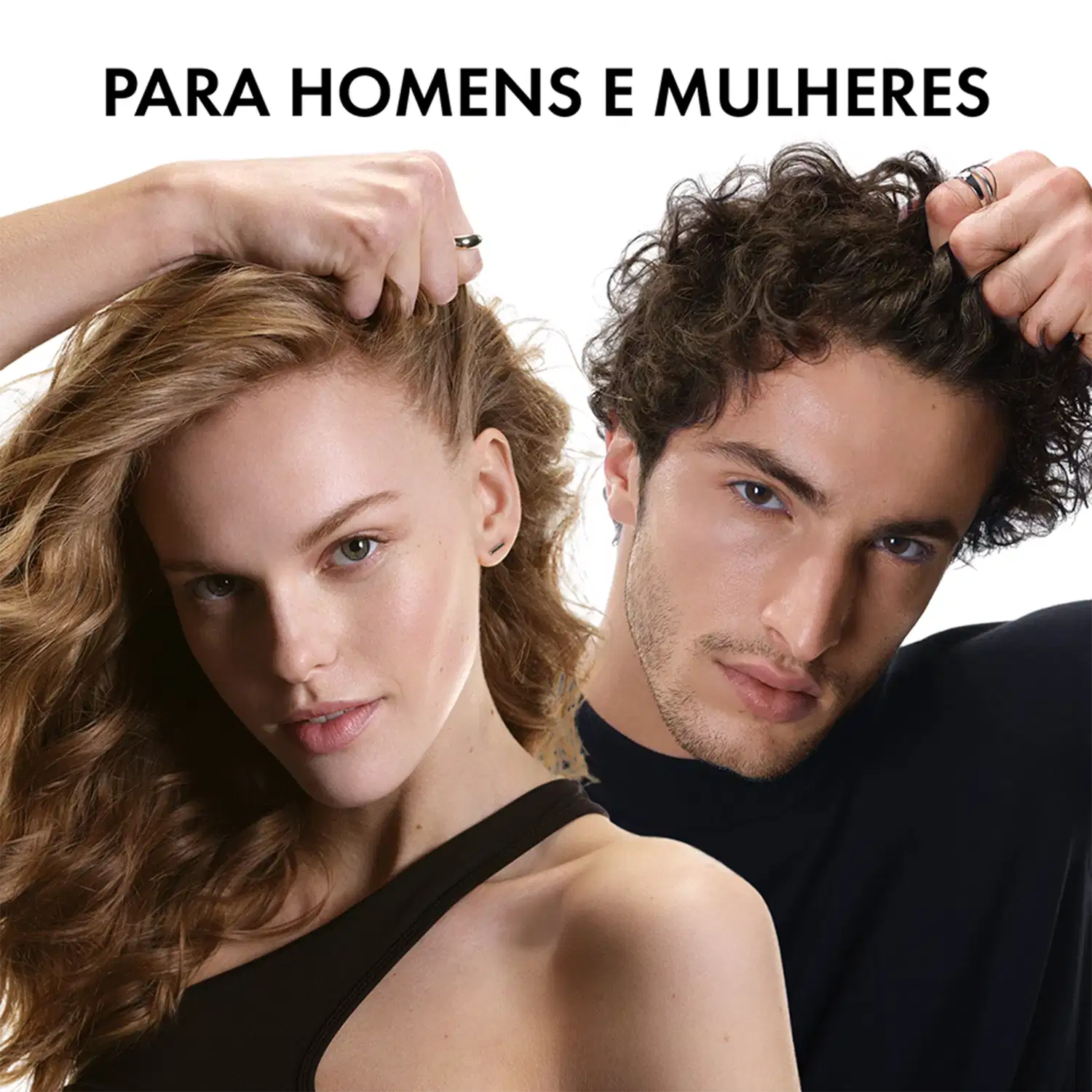 Imagem de duas pessoas, um homem e uma mulher, com cabelos cacheados e ondulados. O texto visível na imagem diz "PARA HOMENS E MULHERES".