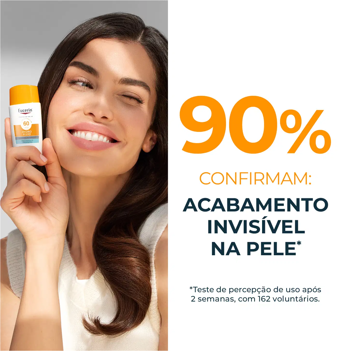 Uma mulher sorridente segurando um item de perfumaria da marca Eucerin com fator de proteção solar 60. O texto visível na embalagem confirma que o produto proporciona "acabamento invisível na pele" em 90% dos casos.