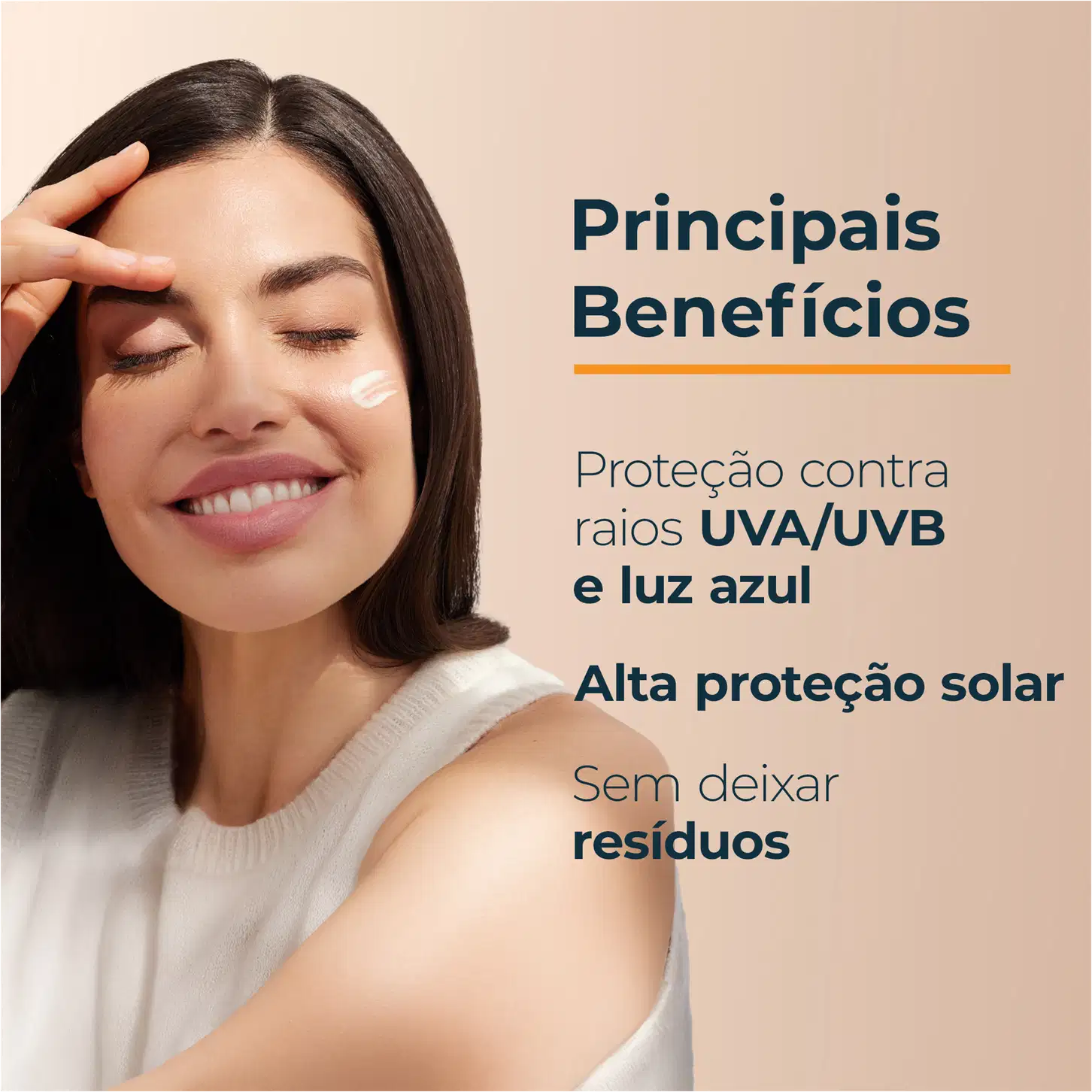 Mulher sorrindo com produto de proteção solar em embalagem branca com texto "Principais Benefícios: Proteção contra raios UVA/UVB e luz azul, alta proteção solar, sem deixar resíduos".