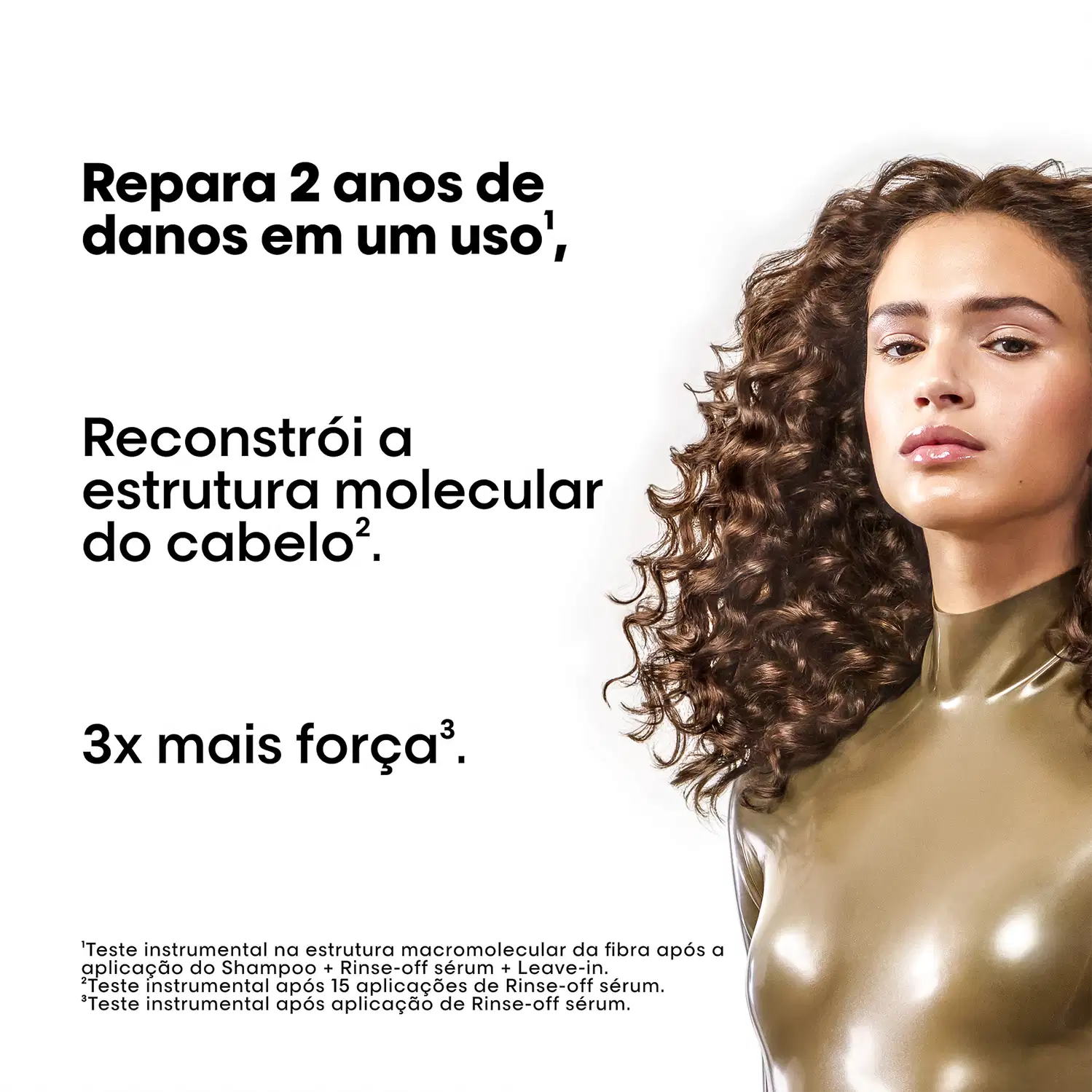 Anúncio de produto de reconstrução capilar da L'Oréal Professionnel. Apresenta uma mulher com cabelos cacheados e texto destacando os benefícios do produto, como reparar danos em 2 anos de uso.