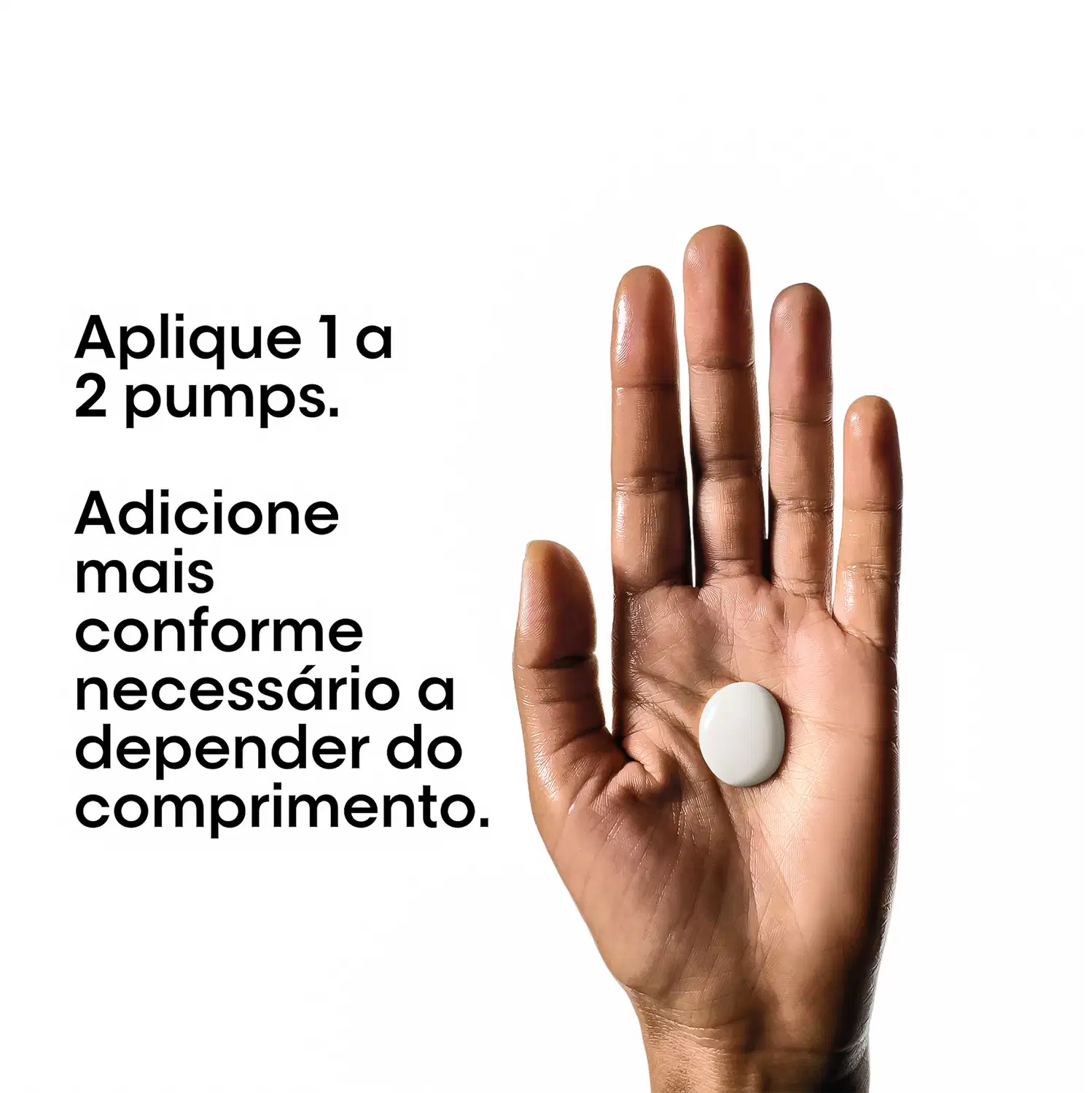 Imagem de uma mão segurando um produto de beleza, com texto em português sobre a aplicação e uso adequado do mesmo. O ambiente é neutro, com fundo branco, destacando o produto e a informação sobre seu uso correto.