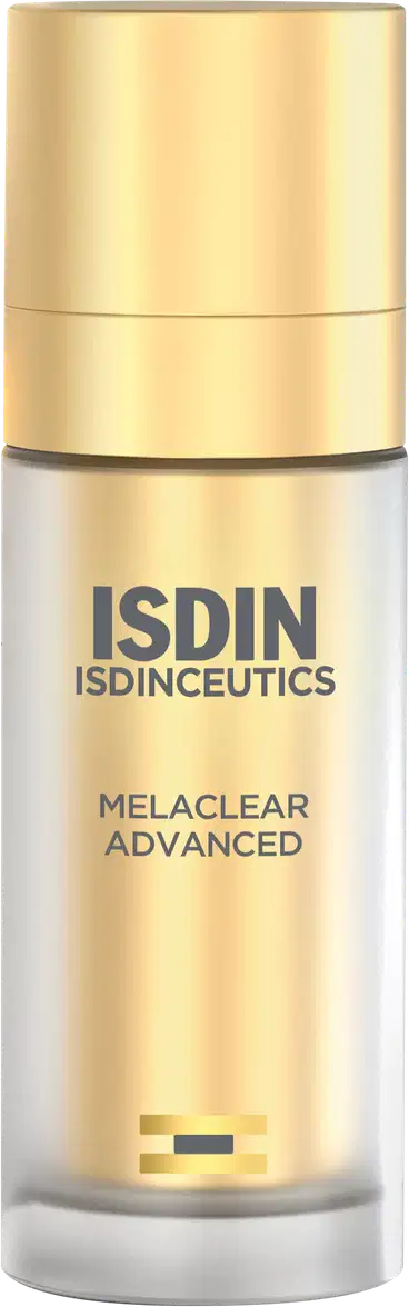 Frasco de produto de beleza da marca ISDIN, com embalagem dourada e branca, contendo a inscrição "MELACLEAR ADVANCED". O produto apresenta um design elegante e minimalista.