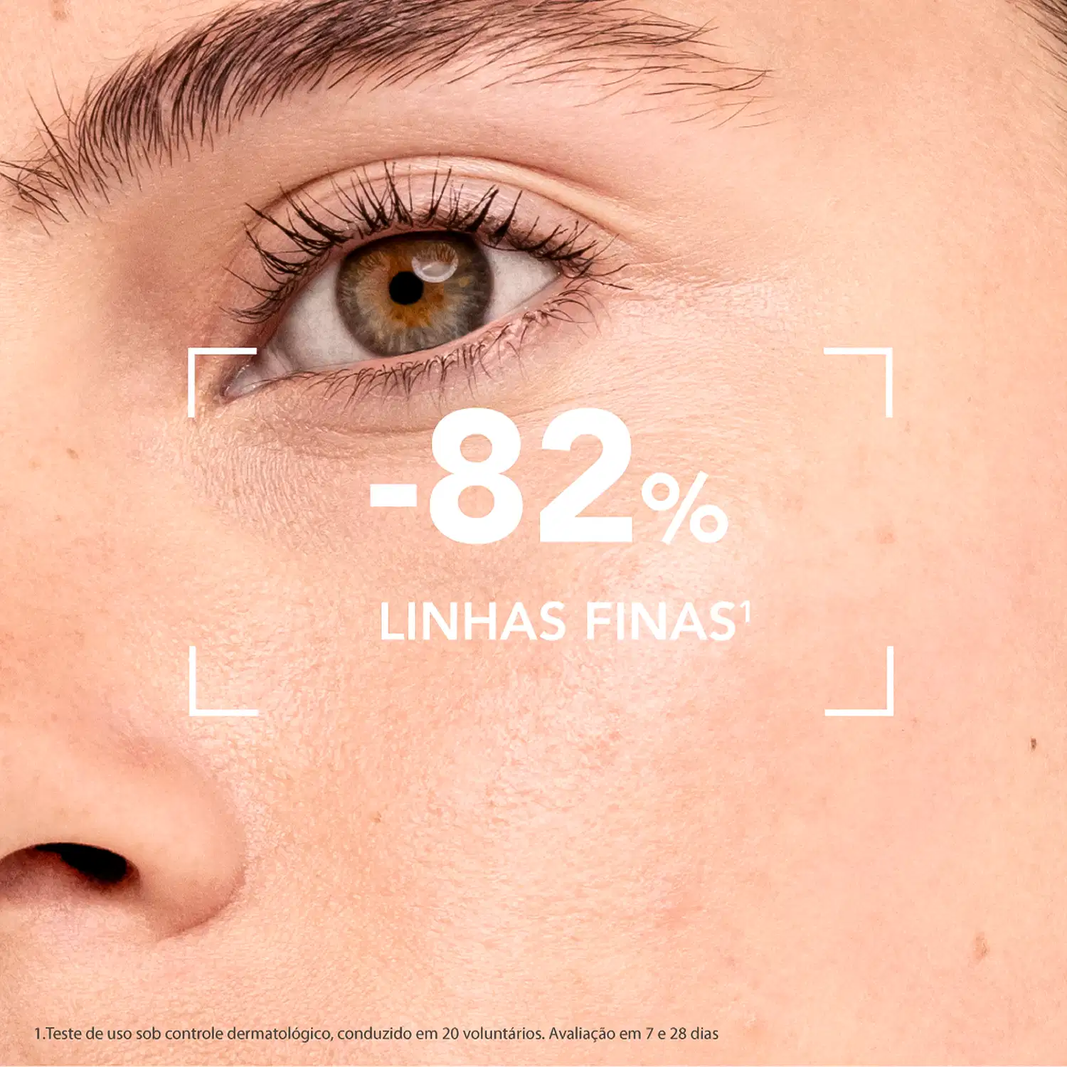 Imagem de um olho humano com texto "-82% LINHAS FINAS!" sobreposto, indicando um produto de cuidados para a pele com efeito redutor de linhas finas.