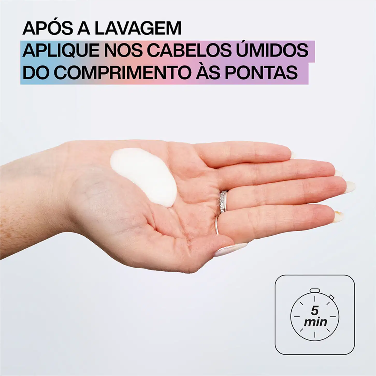 Após a lavagem, aplique os cabelos úmidos do comprimento às pontas. Imagem mostra uma mão segurando um item de perfumaria com um cronômetro indicando 5 minutos.