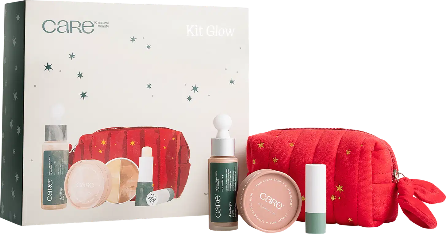 A imagem mostra o conjunto de produtos de maquiagem. São 3 produtos com design minimalista e tons verdes. Ao fundo tem uma nécessaire vermelha e uma caixa branca com detalhes em verde e estrelas prateadas.